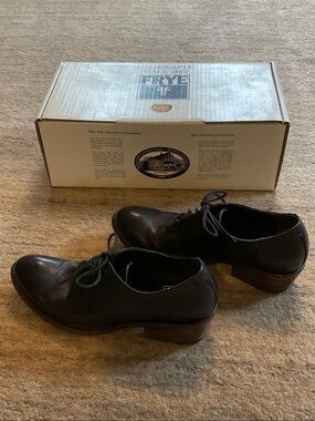 Women Frye Black Leather Carson Oxford Shoes with Stacked Brown Heel